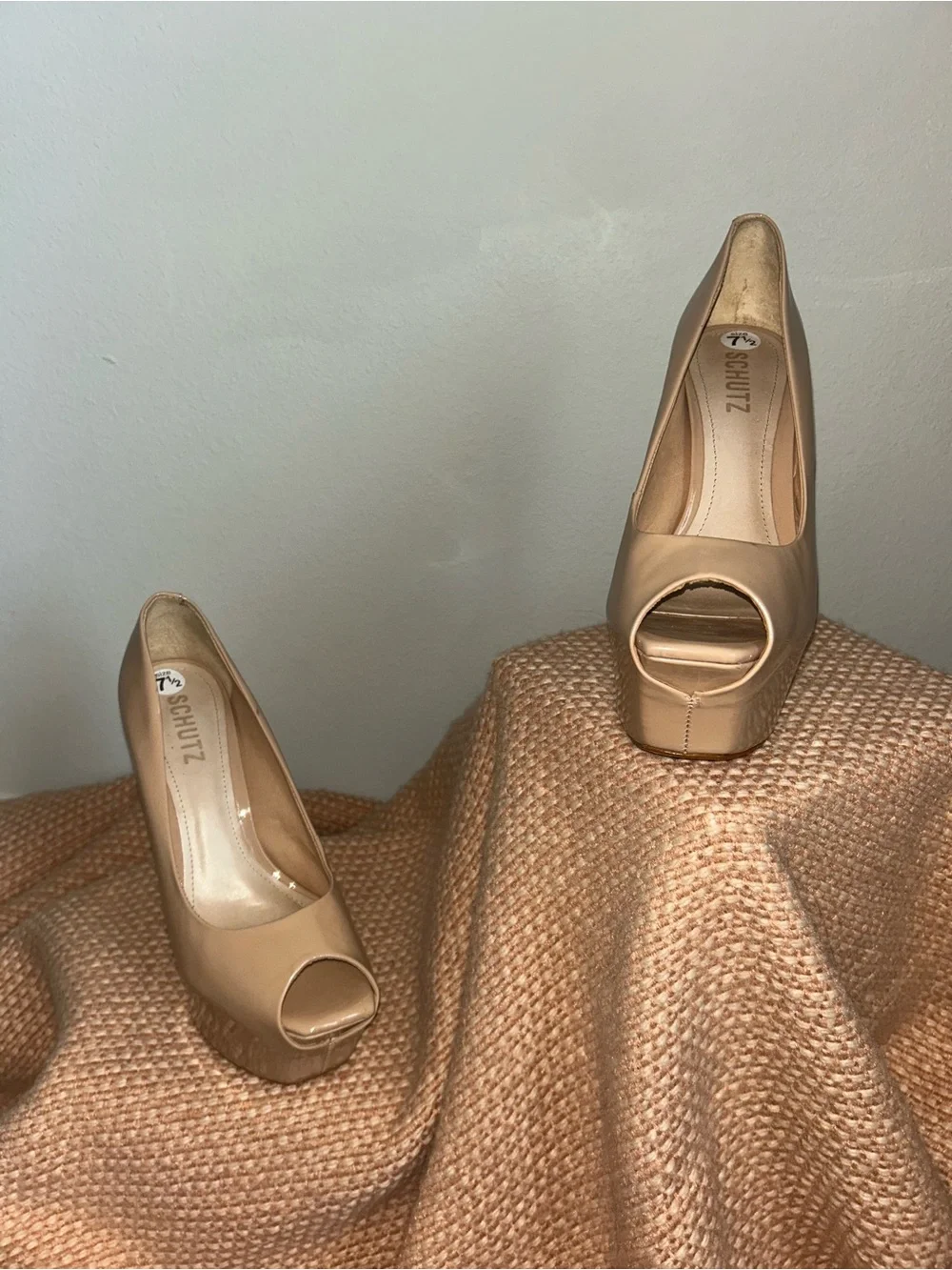 NEW SCHUTZ Nude Patent Leather Peep-Toe Platform Stiletto Pumps Sz 7.5